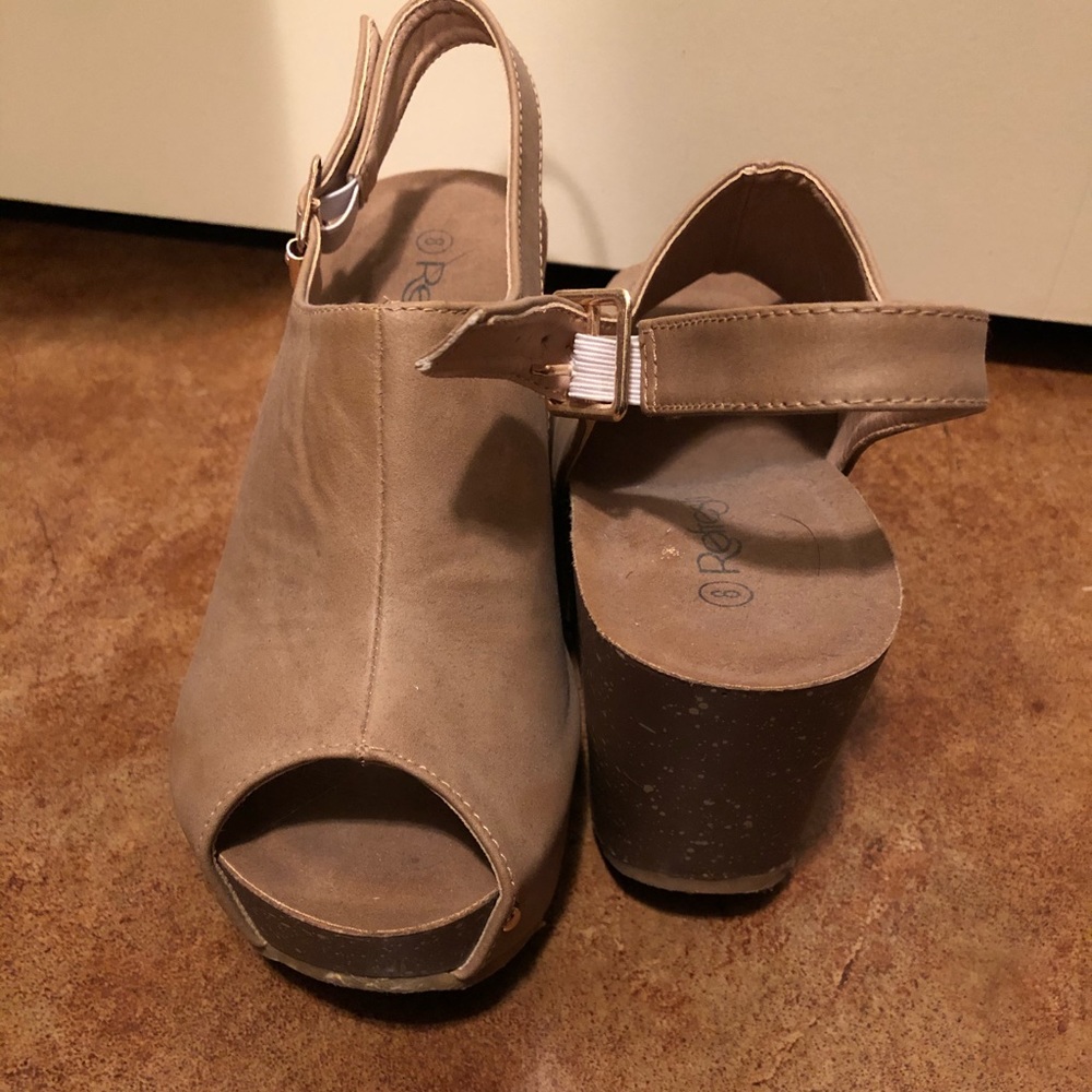 heeled clog